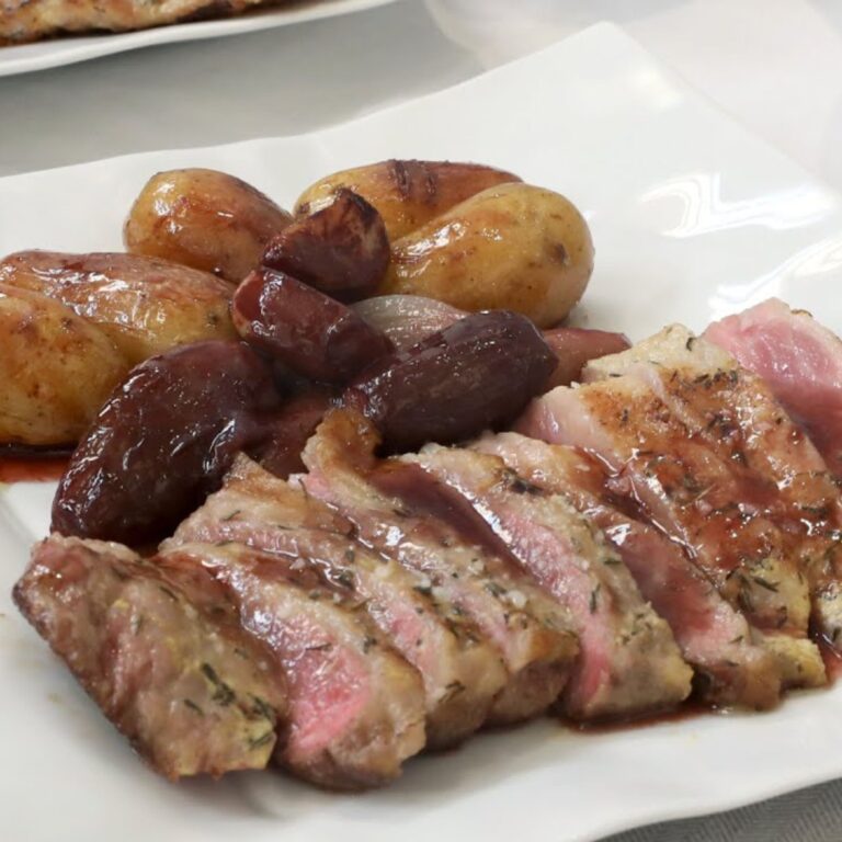 Con patatas panaderas y pimientos de padrón. Punto al gusto